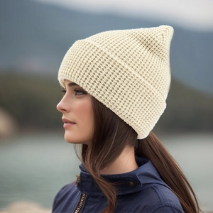 Nahaufnahme der beigen Waffelstrickmütze mit doppellagigem Stoff für winterliche Wärme