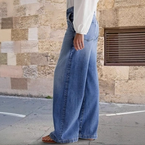 Jean bleu large pour femme au style vintage avec une coupe droite et décontractée