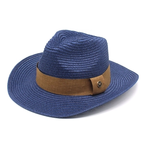 Dettaglio del cappello di paglia blu scuro con fascia marrone e logo M dorato