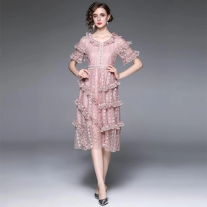 Robe longue en dentelle rose avec col en V, manches volantées et jupe à plusieurs niveaux