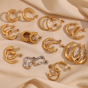 Ensemble de boucles d'oreilles créoles en acier doré 18 carats aux designs géométriques