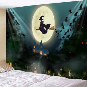 Detail van Halloween wandtapijt met heks en vleermuizen boven een bed voor decoratie