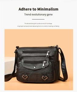 Détails du sac en similicuir noir avec poches zippées et boucles en forme de coeur