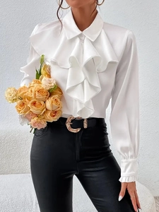 Dettaglio della camicia in raso bianco con ruches e finitura setosa per un look chic