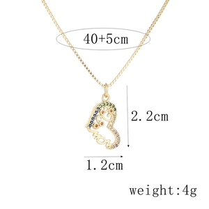 Detailed dimensions of the gold MOM heart pendant necklace with zircon and measurements