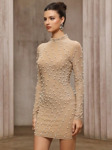 Robe courte moulante beige élégante ornée de perles et de strass brillants