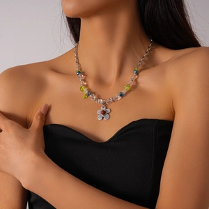 Collier avec pendentif fleur et perles de verre irrégulières sur chaîne argentée