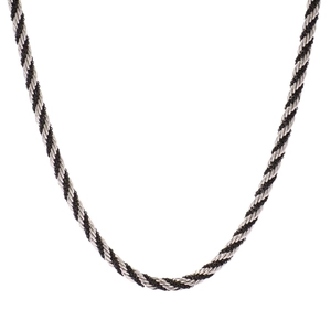 Collier chaîne en corde torsadée noir et argent sur un fond blanc épuré