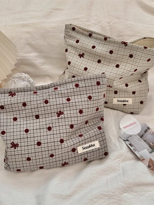 Borsa per cosmetici in tela con pois rossi e fiocco su motivo a quadretti retrò