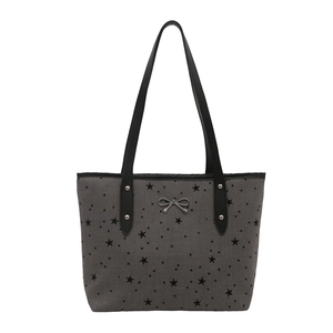 Borsa tote grigia con motivo a stelle nere e fiocco metallico su sfondo bianco