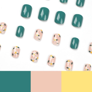 Set unghie finte con smalto verde scuro e motivi di margherite bianche su base rosa