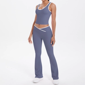 Détail du pantalon de yoga à taille en V croisée et débardeur court avec liseré blanc