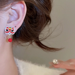 Macro d'oreilles lion dansant chinois avec des perles rouges et des détails émaillés