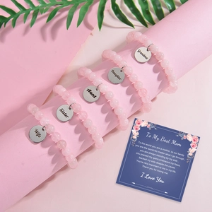 Bracelets en perles roses avec pendentifs gravés et carte de fête des mères
