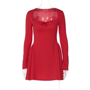 Détail d'une robe rouge à manches longues avec nœud et décolleté en cœur
