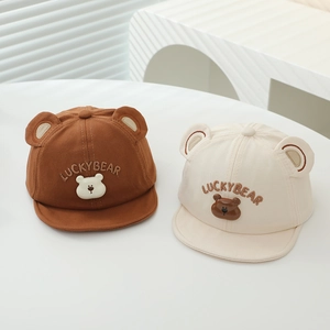 Casquette bébé avec oreilles d'ours 3D et broderie LuckyBear en marron et beige clair