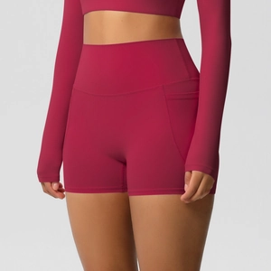 Détail du short de yoga taille haute avec poche latérale de couleur bordeaux foncé