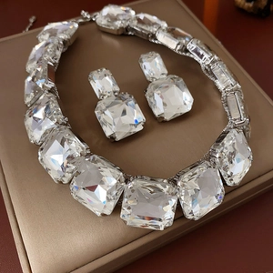 Dettaglio del set lussuoso di collana e orecchini con cristalli quadrati brillanti