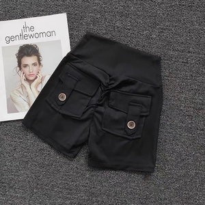 Détail du short noir à taille haute avec poches cargo et détails de boutons