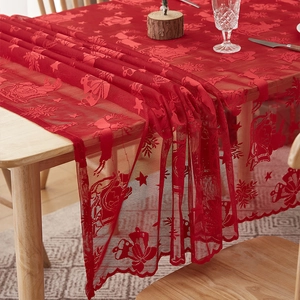 Gros plan d'une nappe de Noël en dentelle rouge avec motifs de renne et de flocons