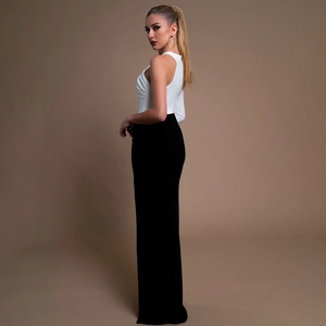 Elegantes schwarz-weißes Kleid mit Ein-Schulter-Schnitt und hohem Schlitz am Model