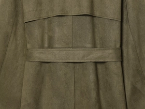 Detalle de gabardina de ante sintético oliva con solapa trasera y cinturón ajustable