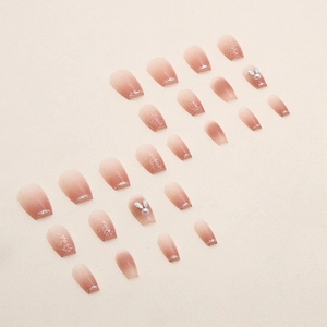 Faux ongles dégradé rose avec bordures scintillantes, perles et motifs lapins
