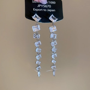 Macro di orecchini a nappa in argento con pietre di zirconia cubica a taglio rettangolare