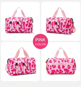 Pinke Sporttasche mit Leopardenmuster und mehreren Taschen für Reise und Fitness.