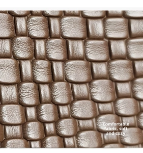 Vista macro dettagliata della texture in pelle PU intrecciata marrone di una borsa
