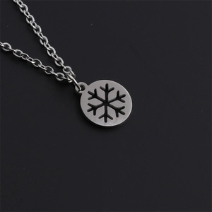 Dettaglio di una collana in acciaio inossidabile argento con pendente a fiocco di neve tagliato