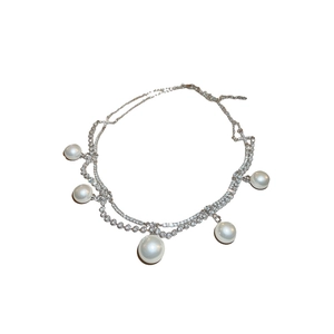 Double-layered necklace with sparkling crystals and five graduated round white pearls