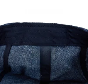 Détail de l'étiquette du béret en jean indiquant 80% coton et 20% polyester composition