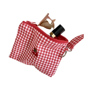 Tragbare Kosmetiktasche mit Kirschstickerei und rot-weißem Karomuster aus Canvas