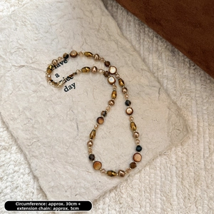 Détail du collier de perles œil de tigre vintage avec longueur 30cm et chaîne de 5cm