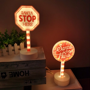 Λεπτομέρεια LED πινακίδας Santa Stop Here με ριγέ στύλο και ζεστά γιορτινά φώτα
