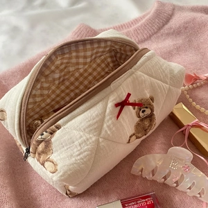 Gesteppte Teddybär-Kosmetiktasche mit kariertem Futter und roter Schleife in weichem Rosa