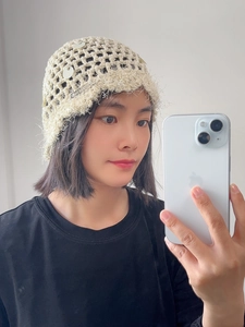 Détail du bonnet tissé à la main crème avec paillettes et bordure en fausse fourrure