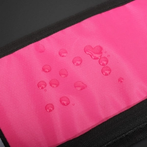Sacoche de course rose imperméable montrant des perles d'eau sur un tissu respirant