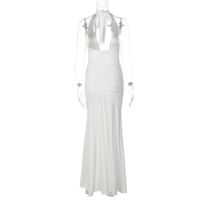 Détail du dos nu ajouré et du col à lacets sur une robe blanche plissée chic