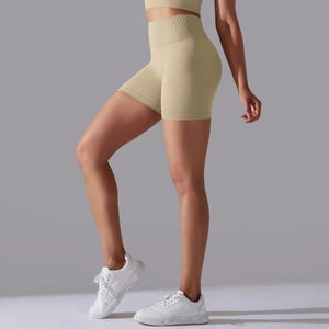 Détails macro du short de yoga sans couture taille haute en maille côtelée beige