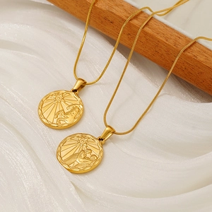 Collana retrò dorata con ciondolo zodiacale a rilievo e catena a serpente elegante