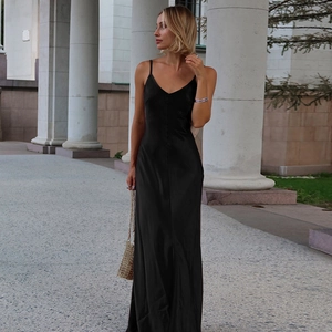 Robe longue élégante en satin noir avec col en V et design dos nu pour femmes