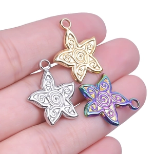 Seestern-Anhänger aus Edelstahl in Gold, Silber und Regenbogenfarben auf der Hand