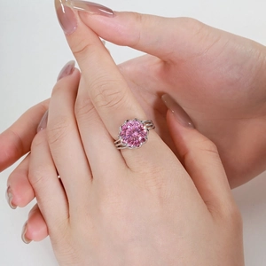 Vue rapprochée d'une bague en argent S925 avec une pierre rose taillée en glace.