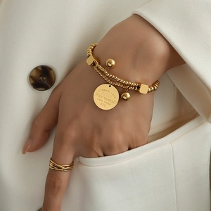 Bracelet double rang en perles d'acier plaqué or 18K avec médaille gravée Eternal Love
