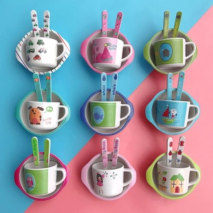Kindergeschirr-Set aus Bambusfaser mit Schalen und Löffeln in bunten Zeichentrickmotiven