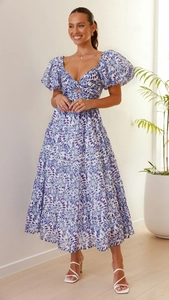 Detail des blau-weißen Blumenkleides mit Puffärmeln und Knotenausschnitt für den Urlaub
