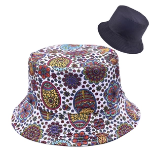 Detalle de gorro de pescador reversible con patrones de mandala coloridos e interior de tela lisa