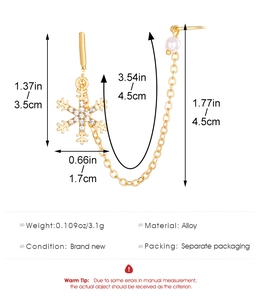 Detailed view of snowflake ear cuff with chain and pearl, showing 3.1g weight and alloy material